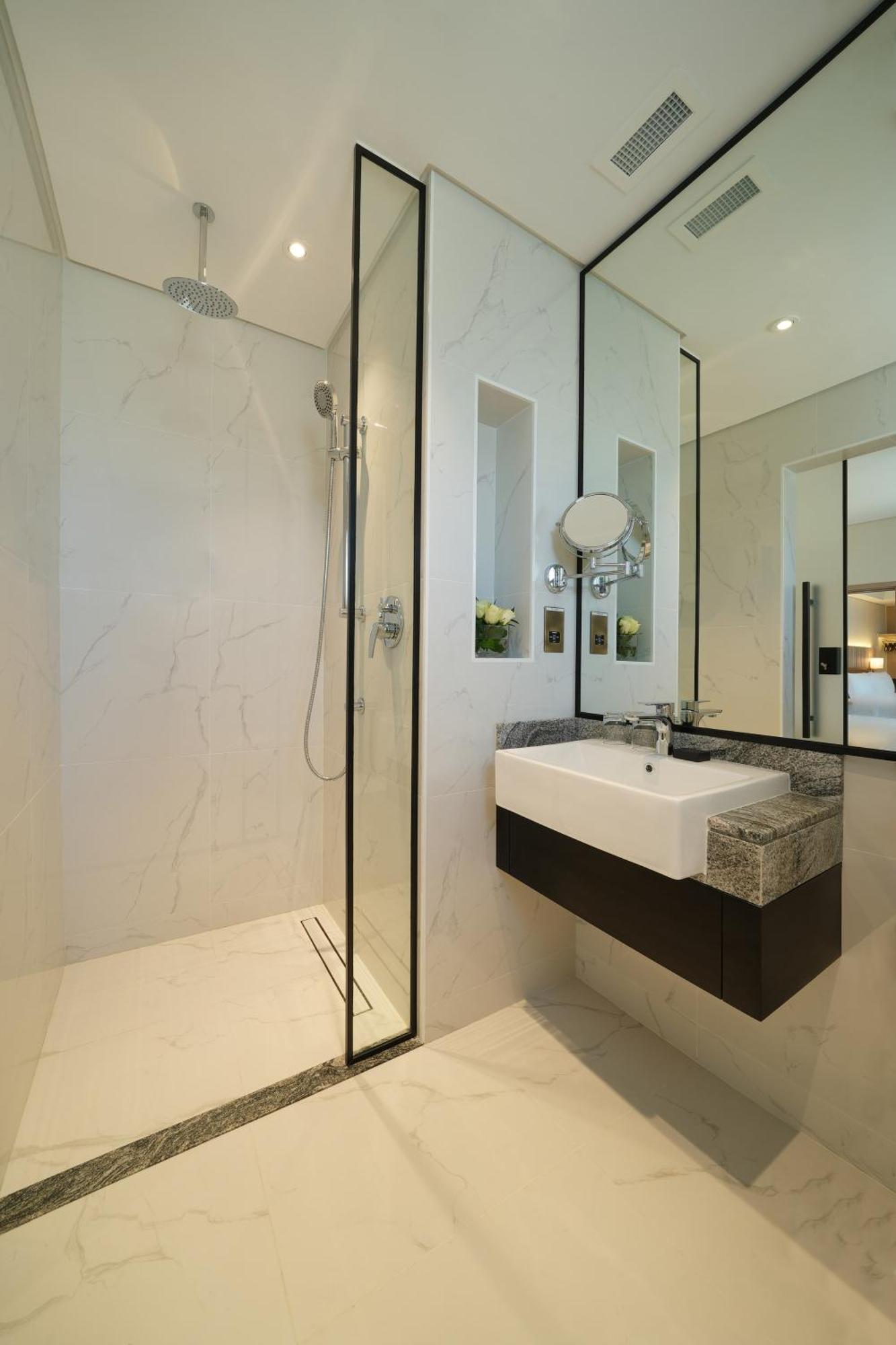 Family Connecting Rooms – King and Twin Beds