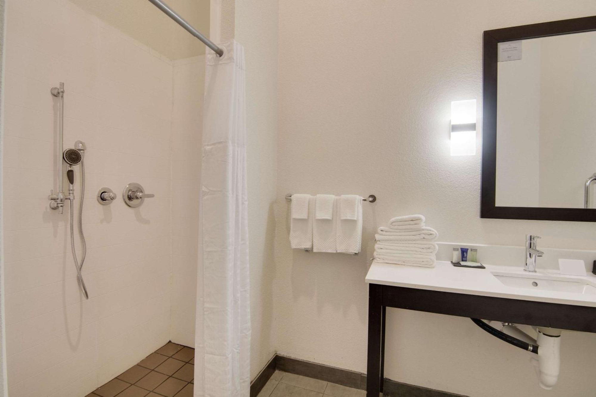 Quadruple Room with Two Queen Beds - Disability Access/Non Smoking