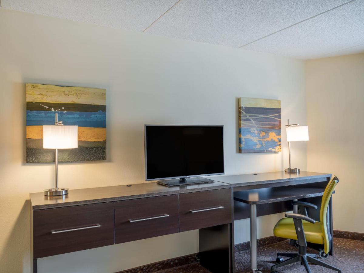 Standard Queen Room with Two Queen Beds and Roll-In Shower - Mobility Access