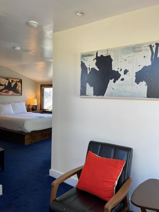 Queen Mini-Suite