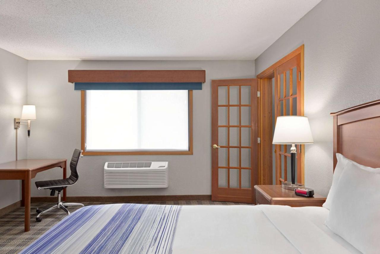Deluxe King Suite - Non-Smoking