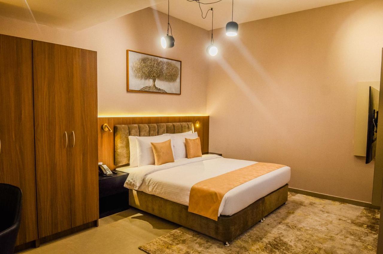 Deluxe King Room - Non-Smoking