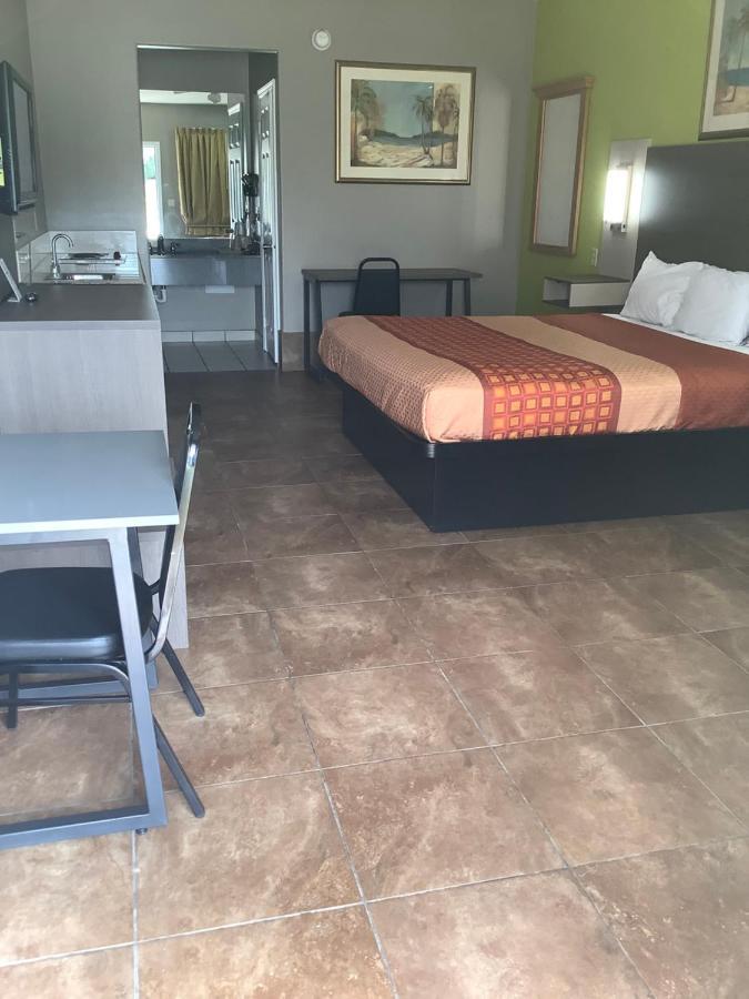 Deluxe King Room with Kitchenette - Non Smoking