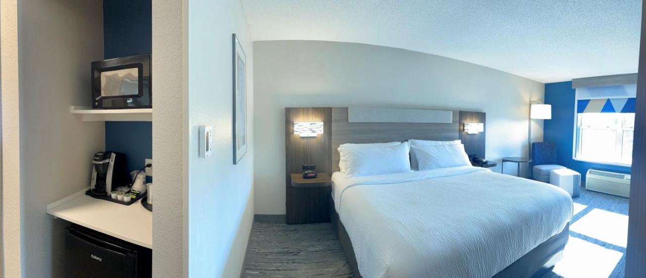 Standard King Room with Mobility Accessible Roll-In Shower