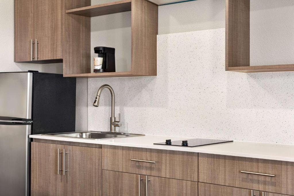 King Suite with Kitchenette - Non-Smoking,1439111425:JPEG