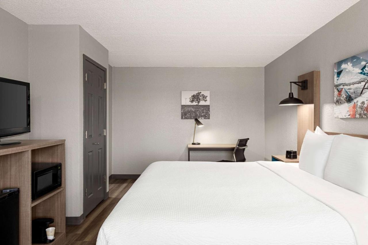 King Room with Bath Tub - Mobility Accessible/Non-Smoking,1317900424:JPEG