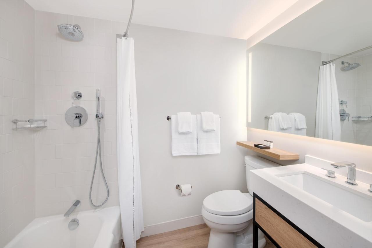 Guest Room, 1 King,1556171965:JPEG