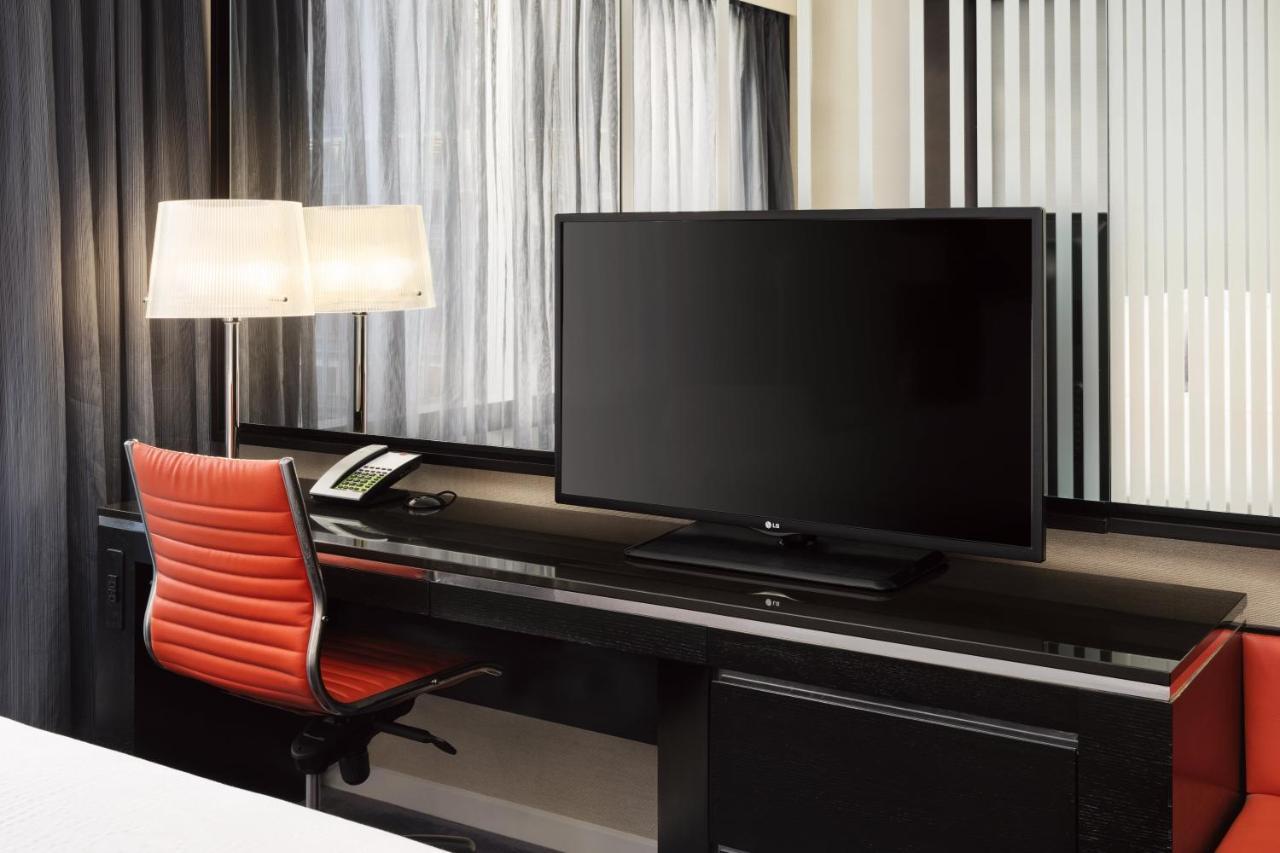 Corner King Room with City View