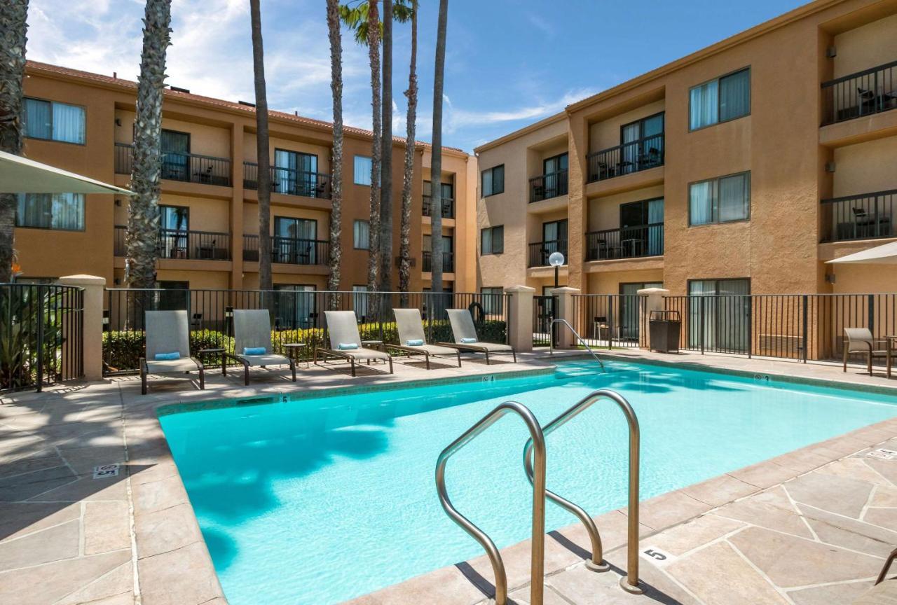 Two Queens with Patio/Pool View