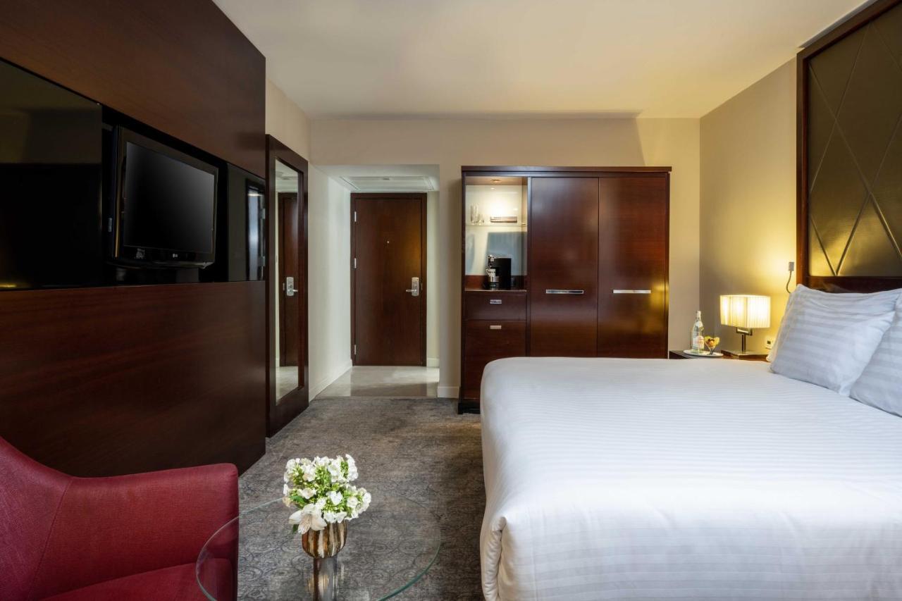 Standard King Room with Lounge Access