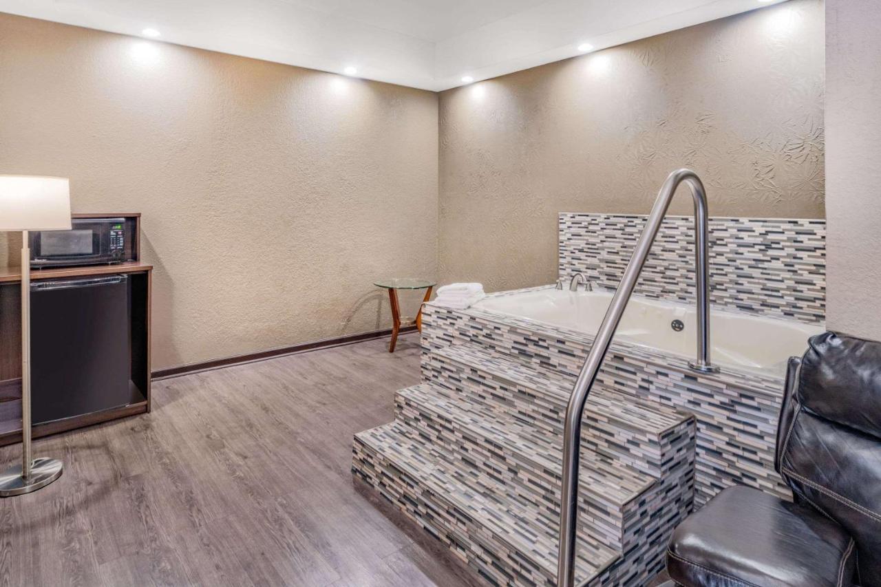 Deluxe King Suite with Spa Bath - Non-Smoking