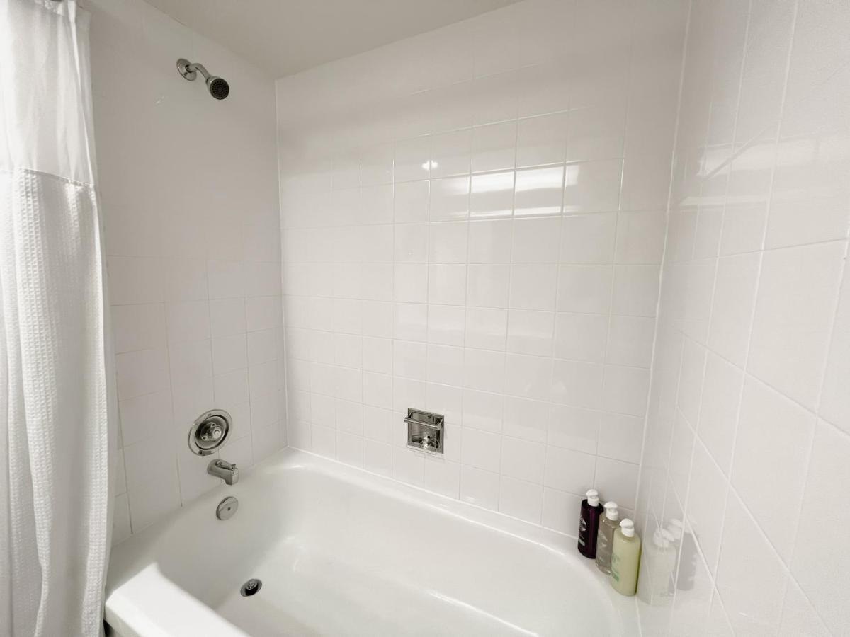 Coast Comfort Room, One Queen Bed
