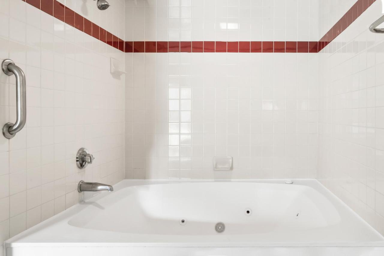 Queen Room with Walk-In Shower - Disability Access/Non-Smoking