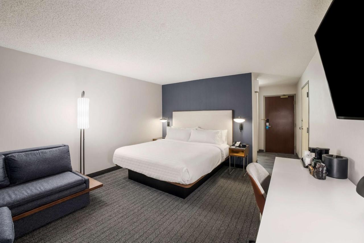 Mobility/Hearing Accessible Guestroom King Roll-In Shower