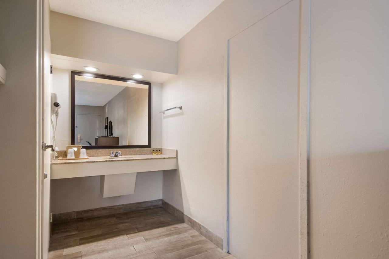 King Room with Roll-in Shower - Disability Access/Non-Smoking