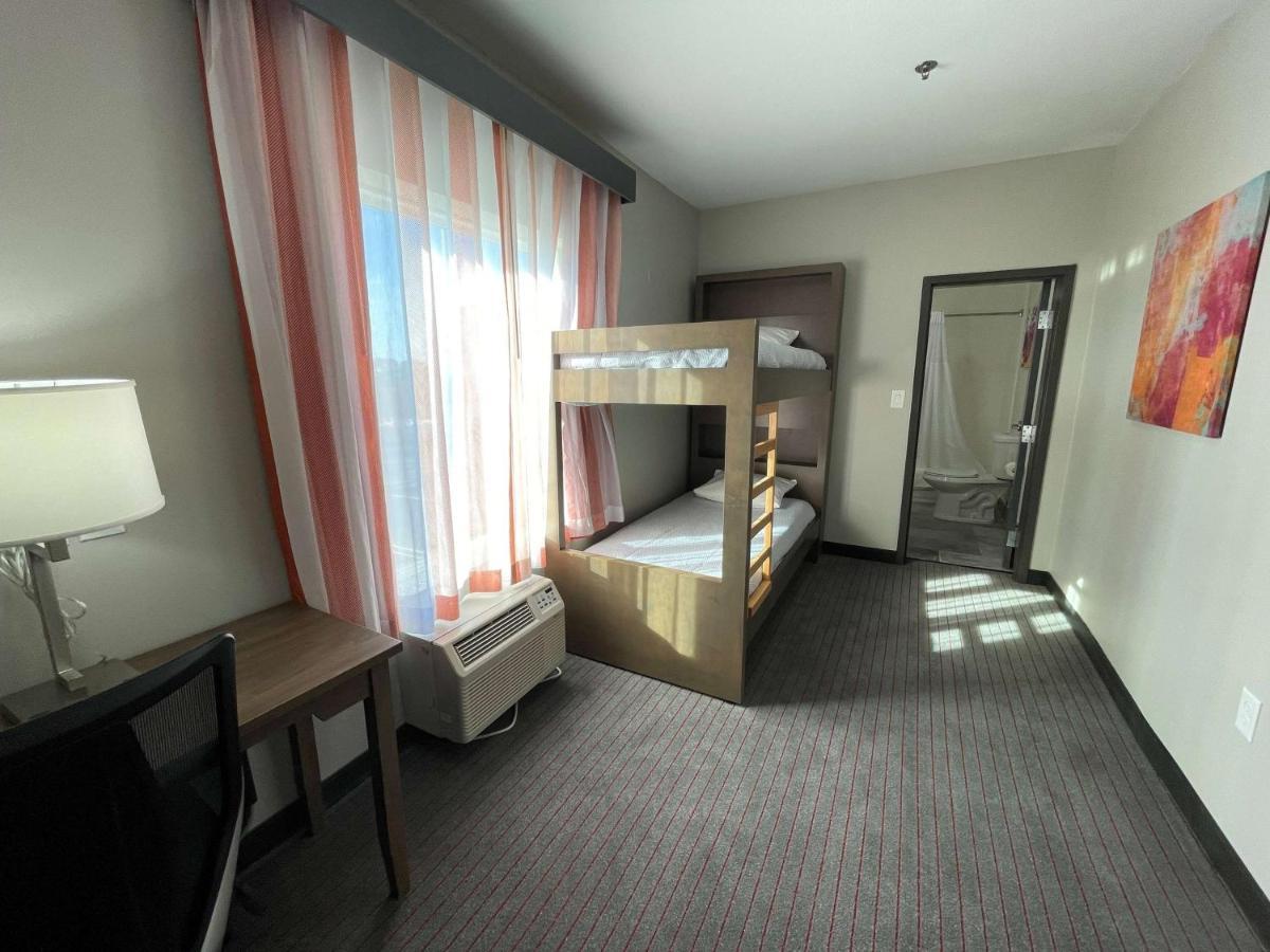 Family Suite with One Twin and Two Queen Beds - Non-Smoking,1333233188:JPEG
