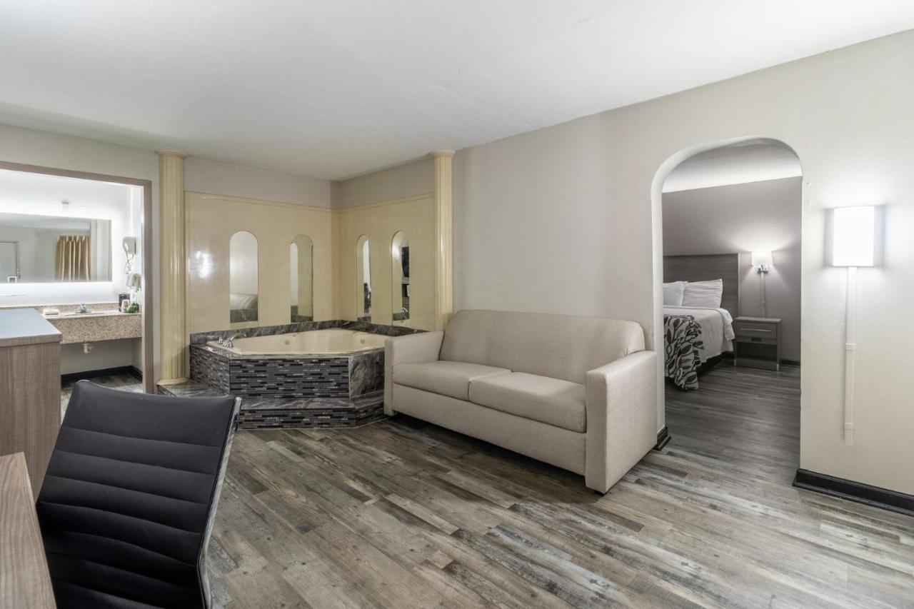 Suite King with Spa Bath Non-Smoking