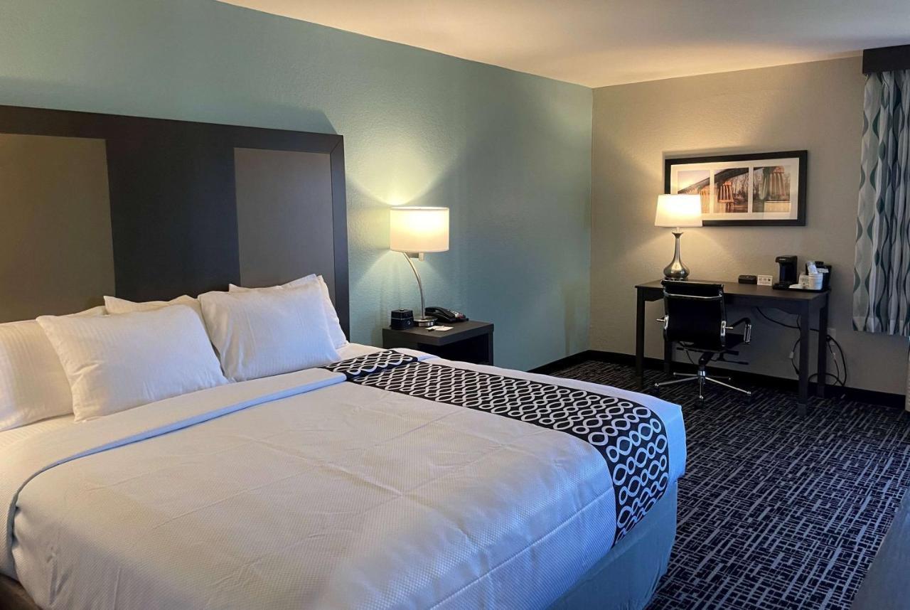 King Room with Roll-in Shower - Mobility Access/Non-Smoking