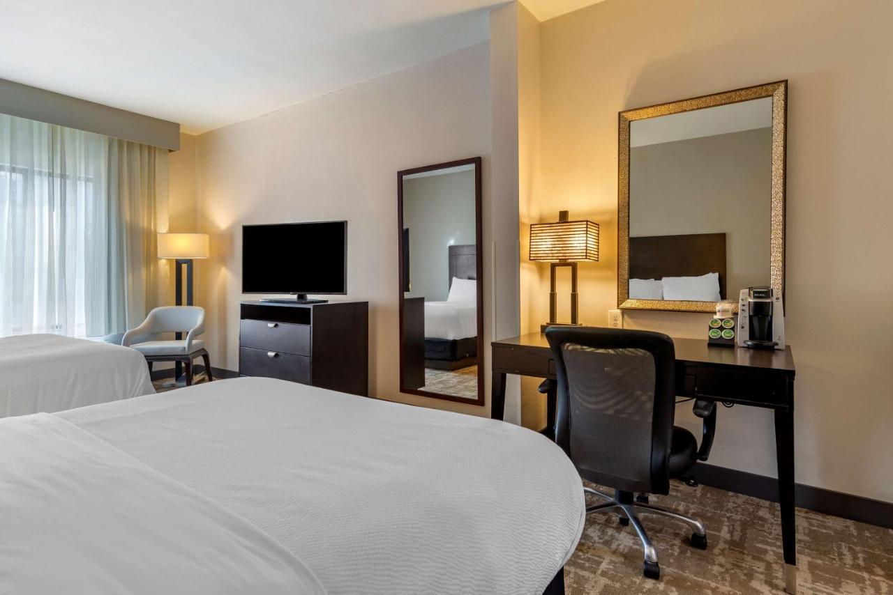 Queen Room with Two Queen Beds - Non-Smoking,1339094891:JPEG
