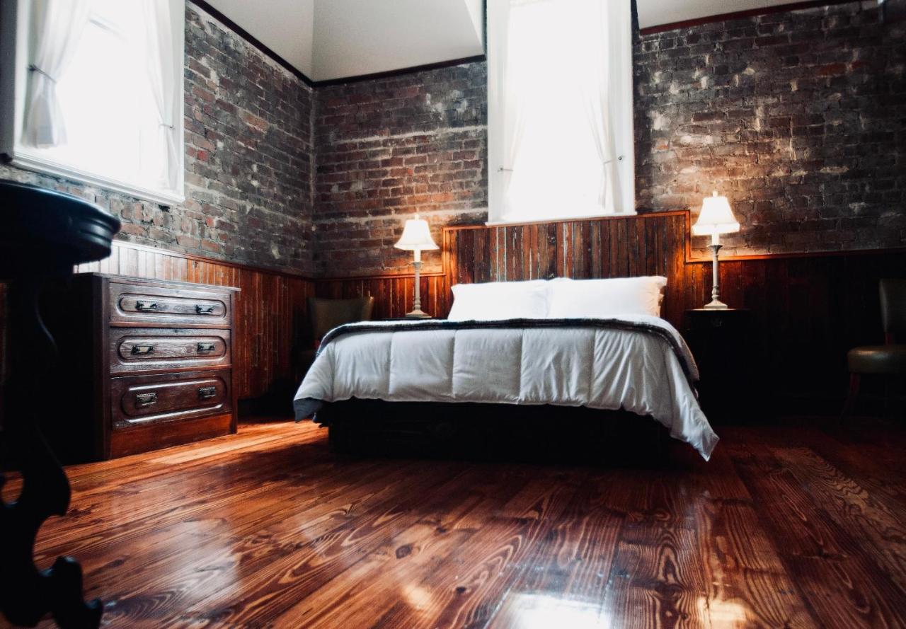 Deluxe Queen Suite
