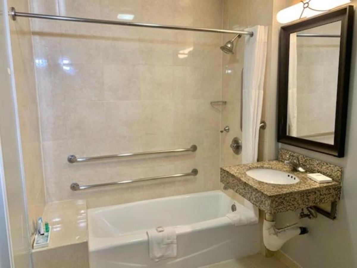 Standard Room, 1 Queen Bed, Accessible Tub, Non Smoking