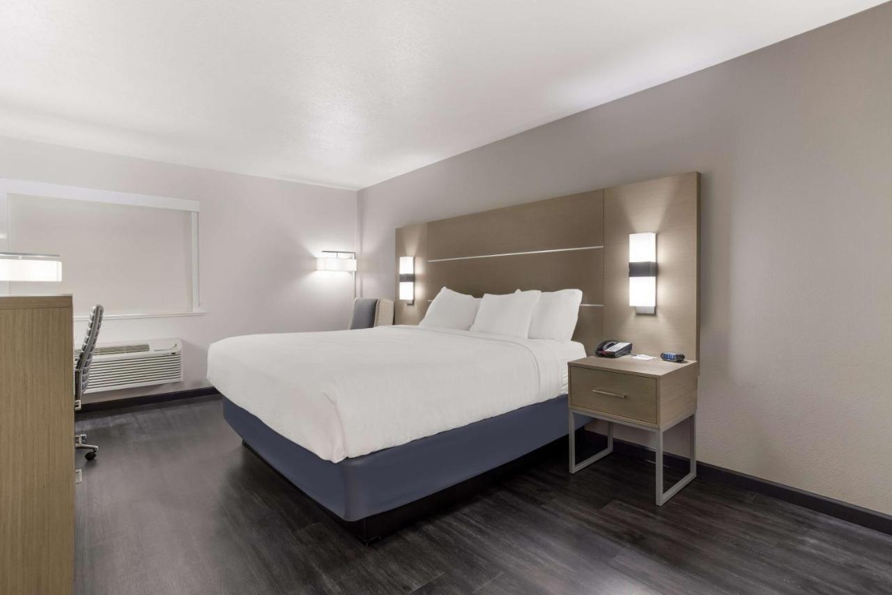 King Room with Roll-in Shower - Disability Access/Non-Smoking