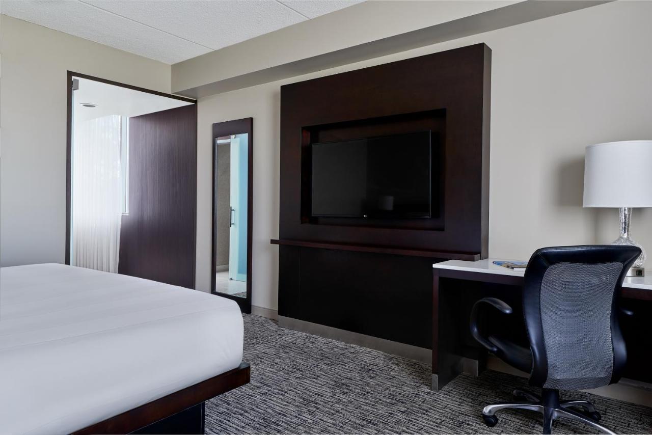 Larger Guest room, 1 King, Corner room