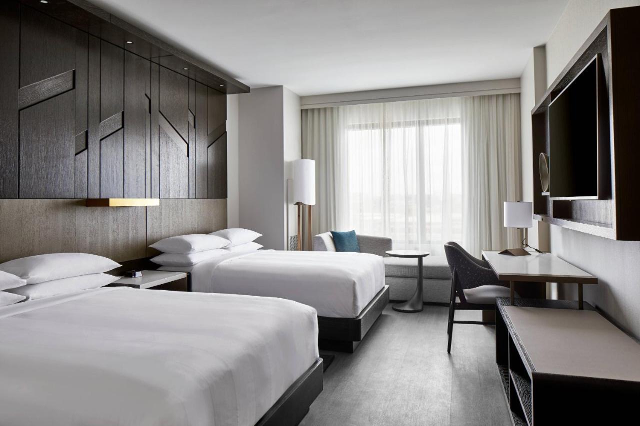 Guest room with 2 Queen Bed University View,