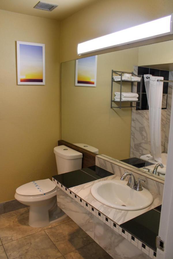 Queen Room with Two Queen Beds - Non-Smoking,1351040923:JPEG