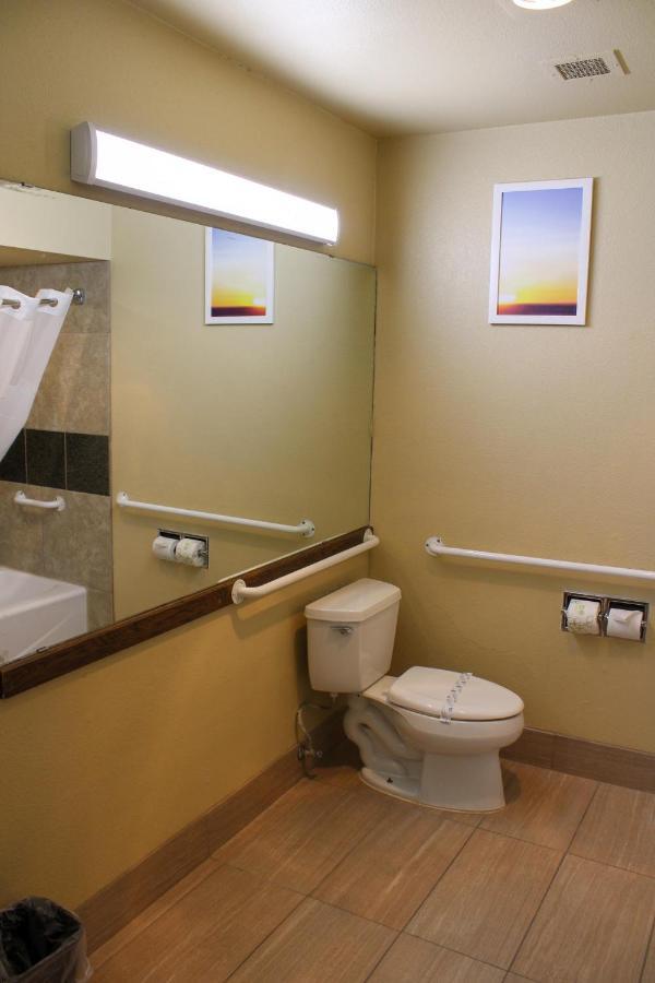 Queen Room with Two Queen Beds - Mobility Access/Non-Smoking,1347487256:JPEG