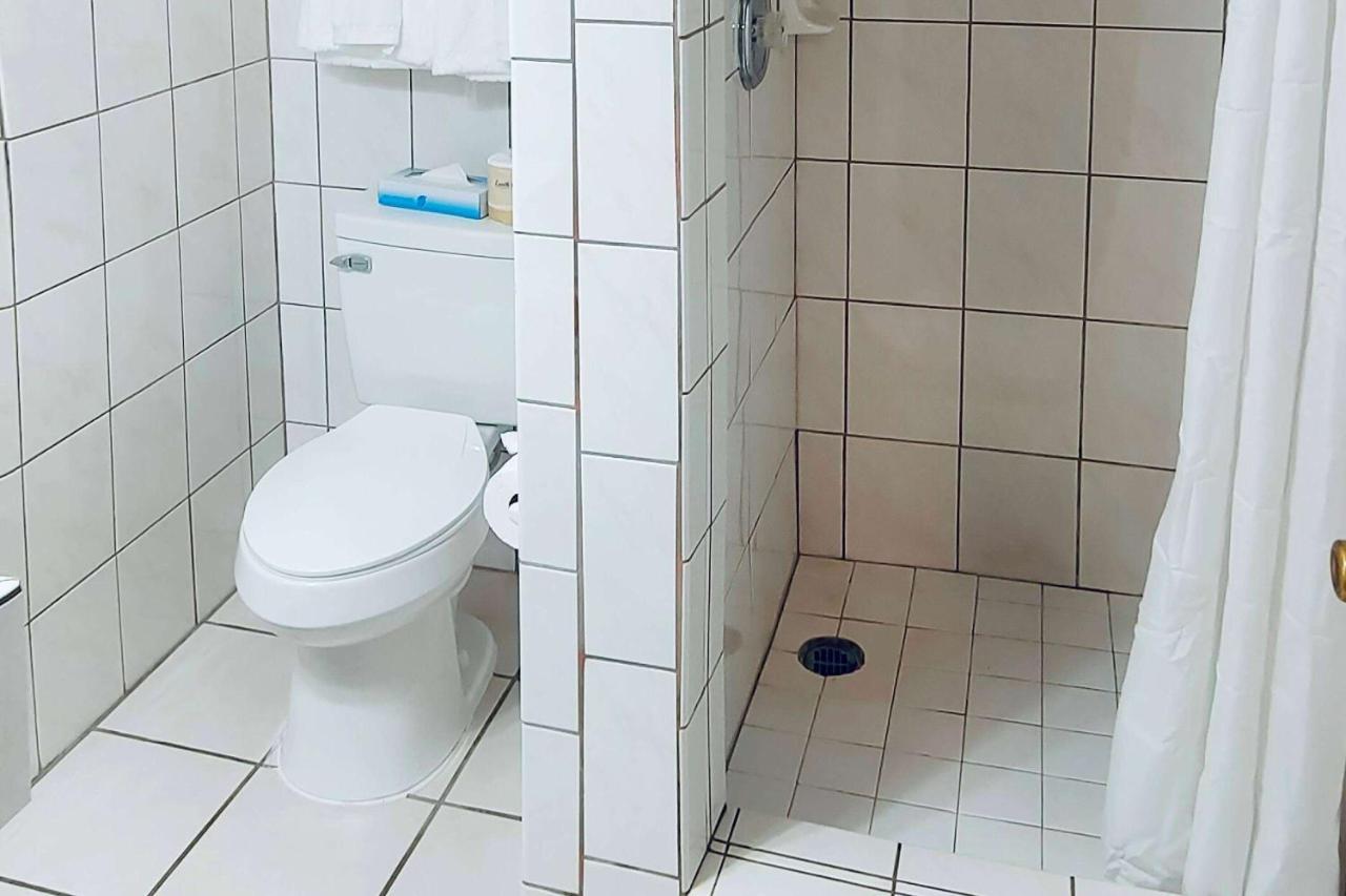 King Room with Mobility Access and Bathtub with Grab Bars, Non-Smoking,1387761422:JPEG