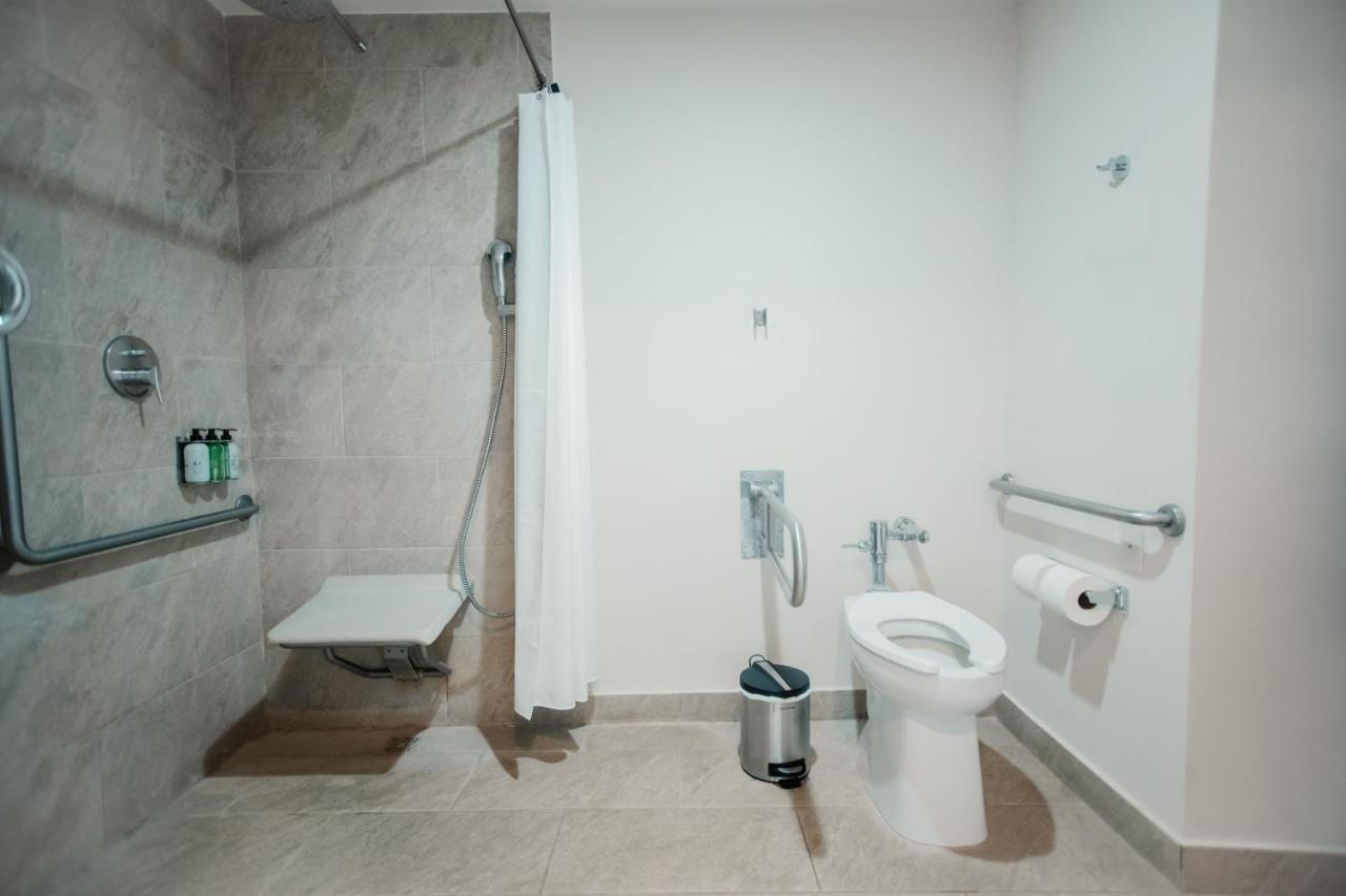 Concept King Room with Bathtub with Grab Bars - Mobility Accessible/Non-Smoking,1351495177:JPEG