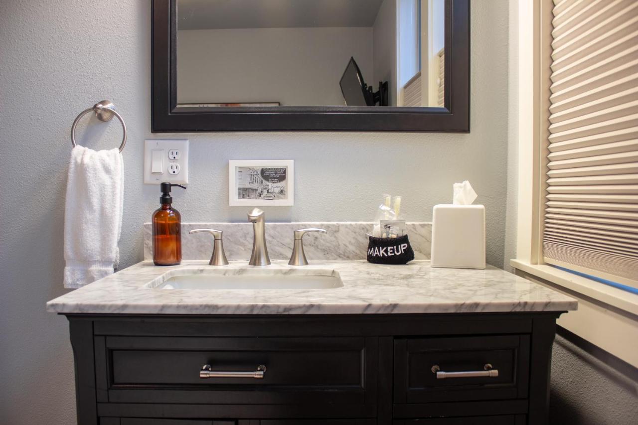 Deluxe Queen Suite