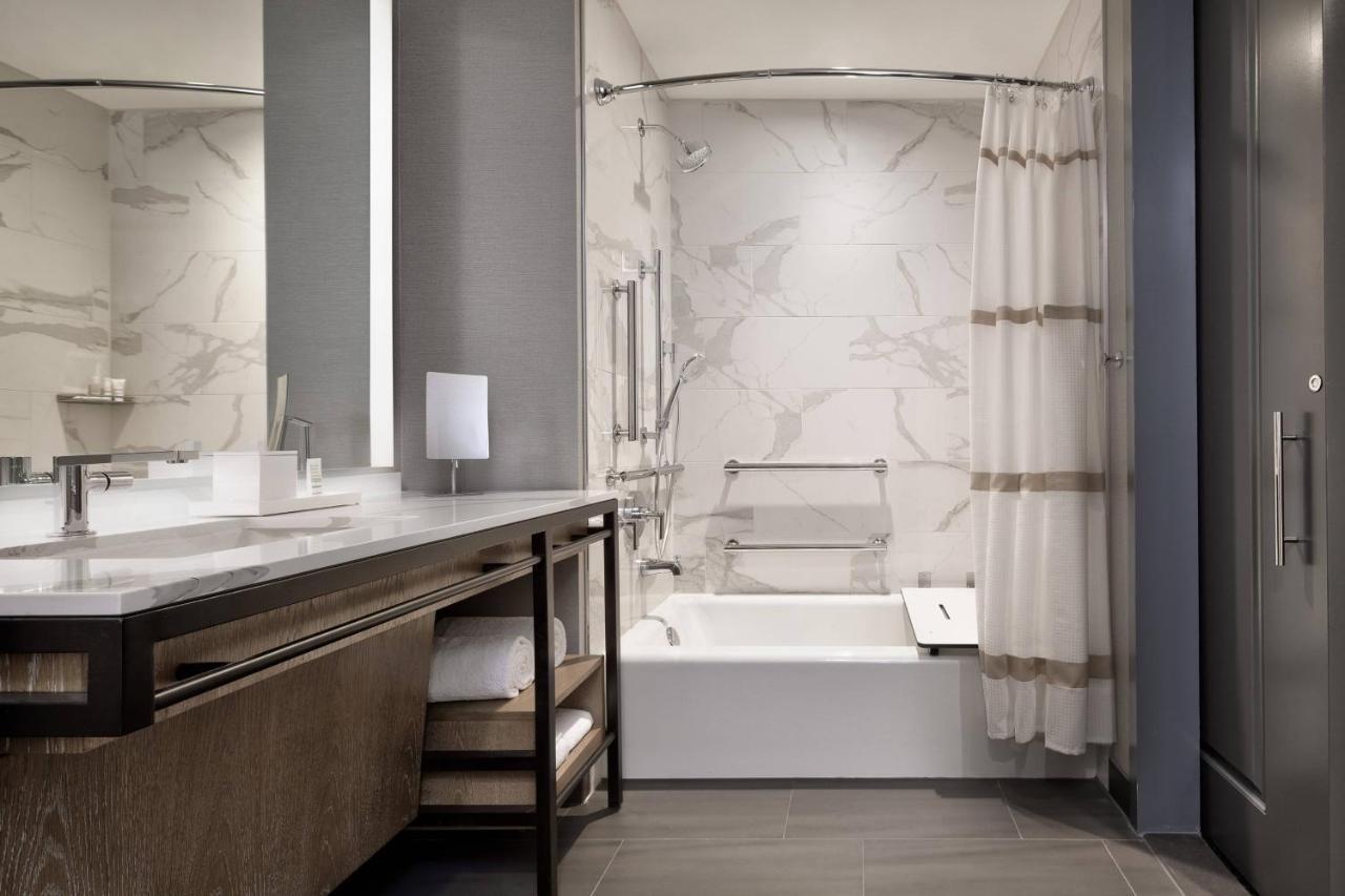 Deluxe Guest room with 1 King, City view, High Floor,1351988074:JPEG