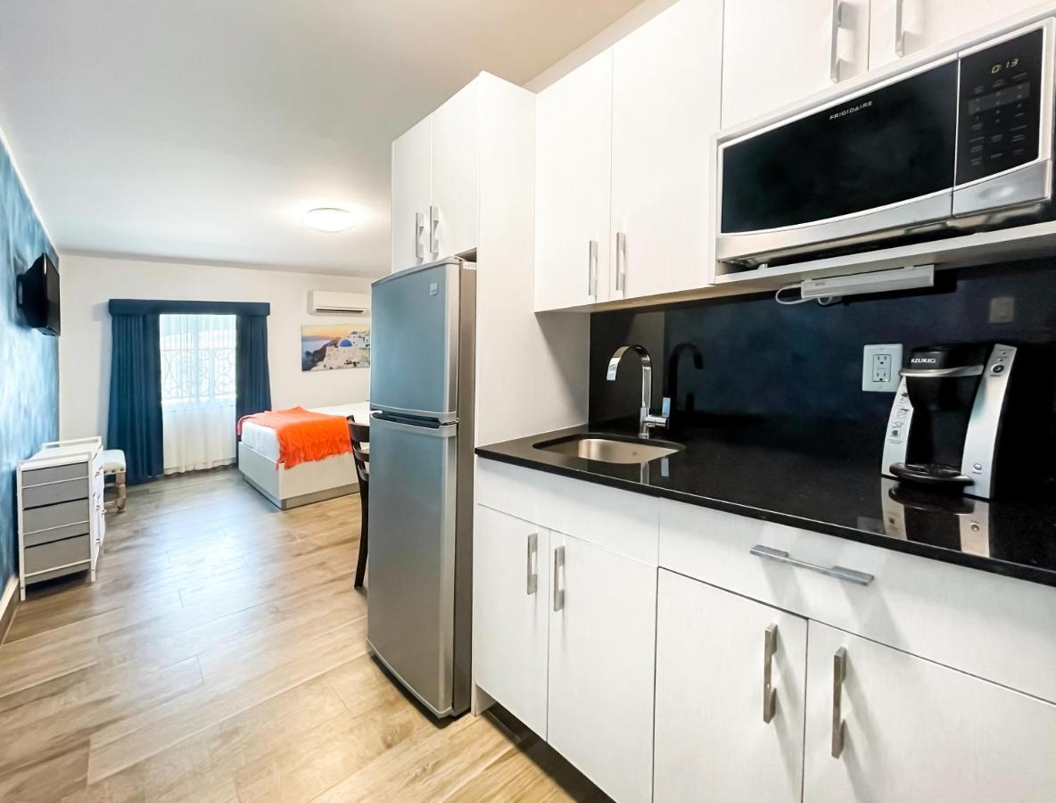 Superior Courtyard 1 Queen Full Kitchen