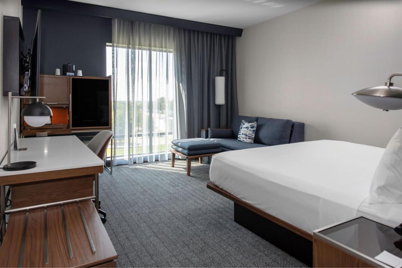 King Room with Bathtub and Sofa Bed - Mobility Access