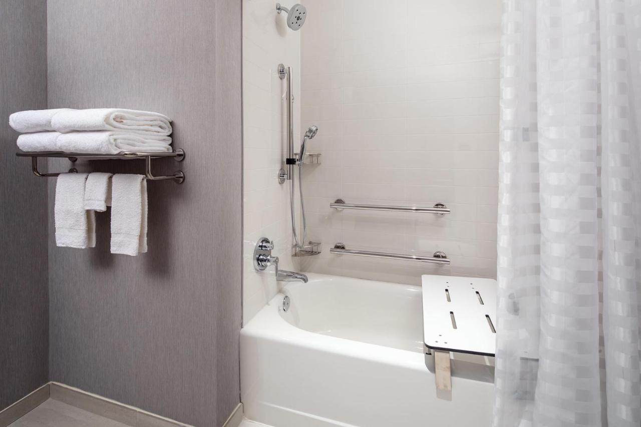 King Suite with Sofa Bed and Tub - Disability Access