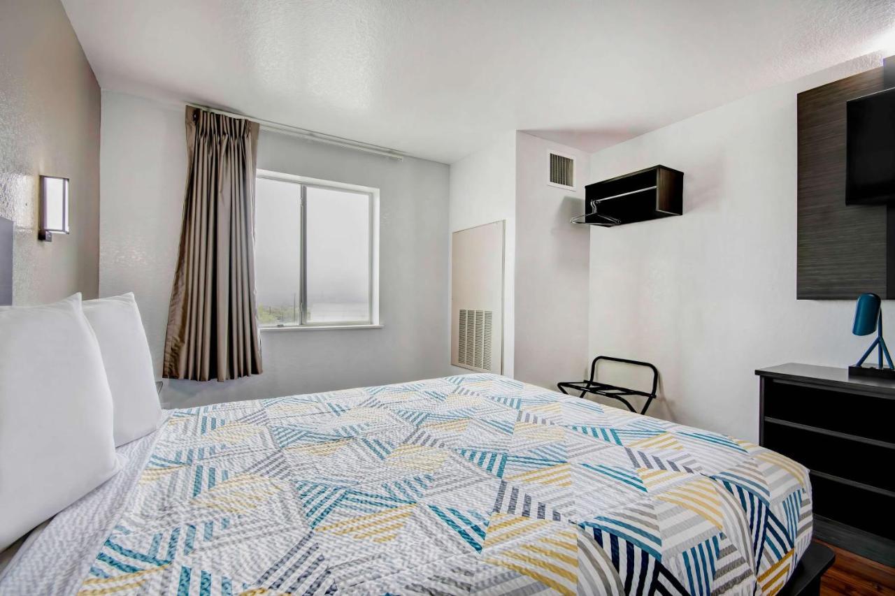 Queen Room - Disability Access - Non-Smoking
