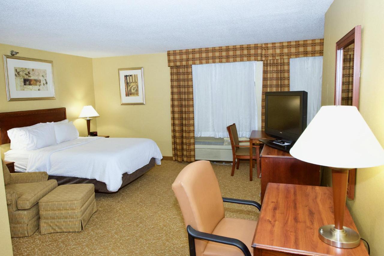 Queen Room with Hearing Mobility Accessible Tub - Non-Smoking