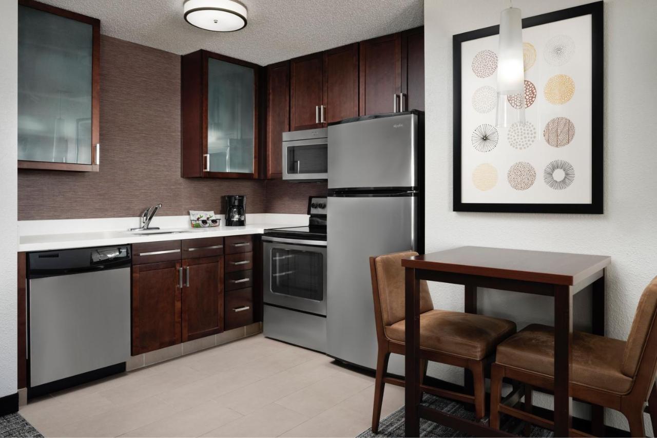 1 Bedroom Suite, 1 King, Sofa bed