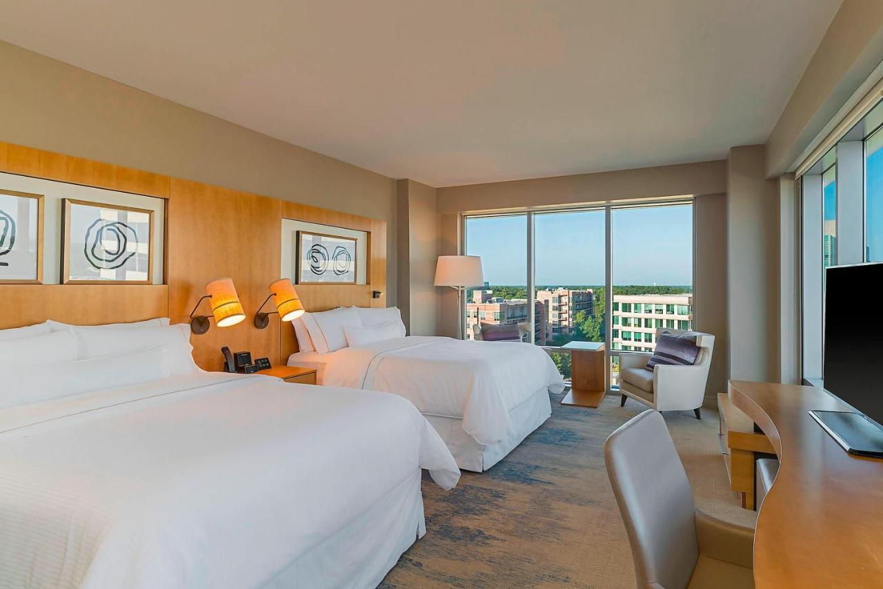 Premium 2 Queens, Larger Guest room, 2 Queen, Waterway view