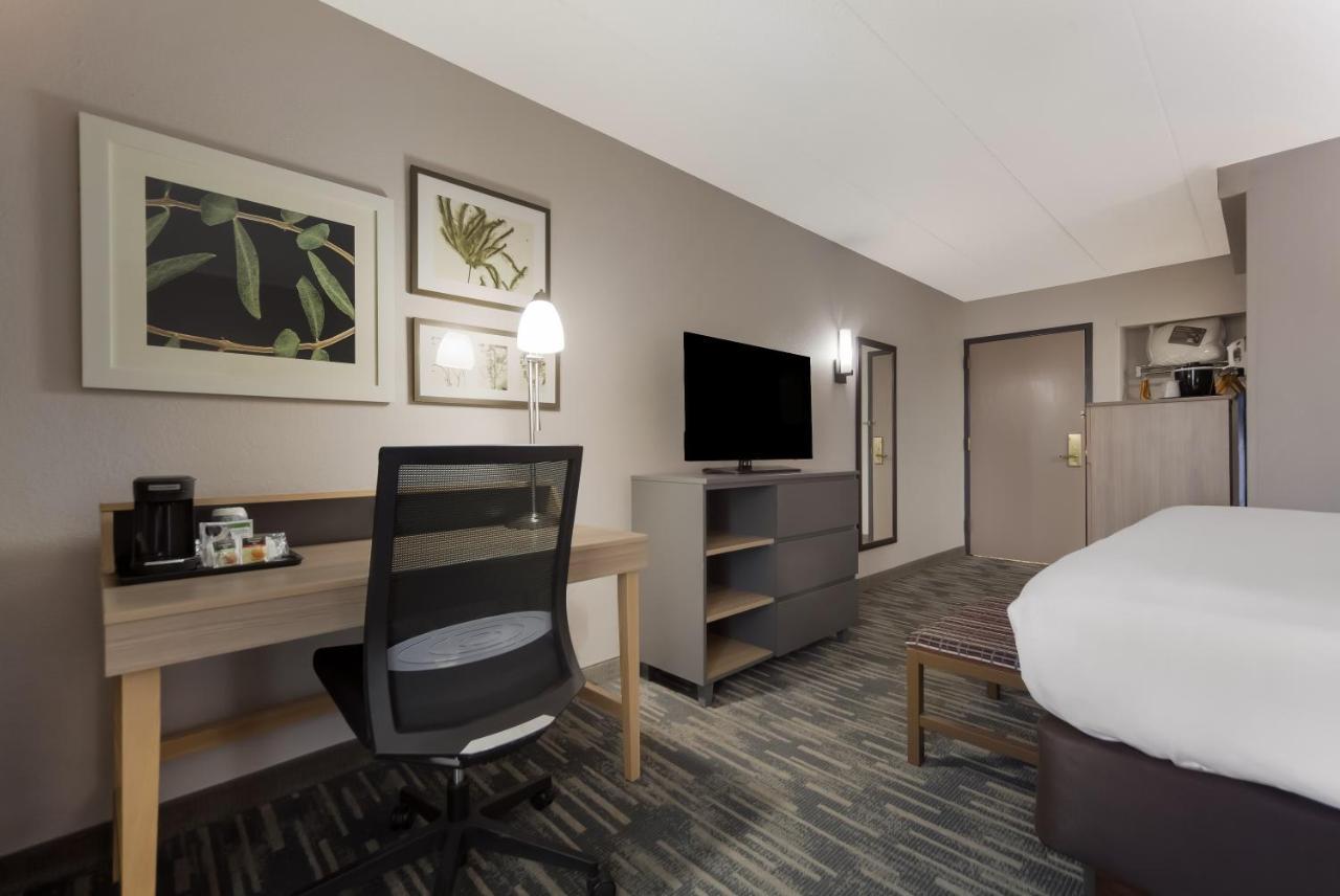 King Room with Mobility Access and Bathtub with Grab Bars, Non-Smoking