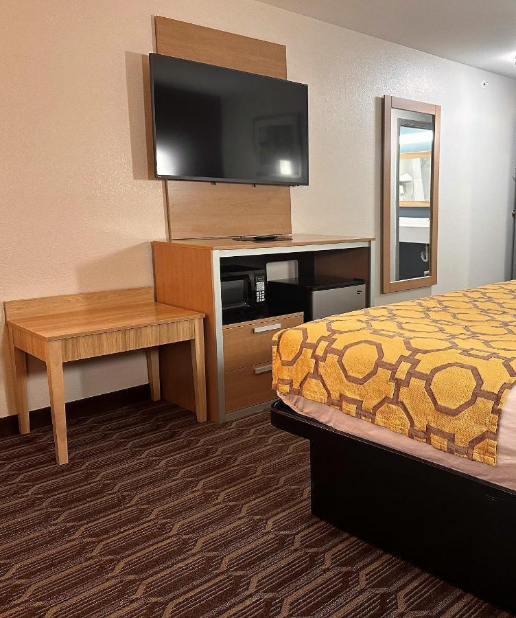 King Room with Bath Tub - Mobility Accessible/Non-Smoking