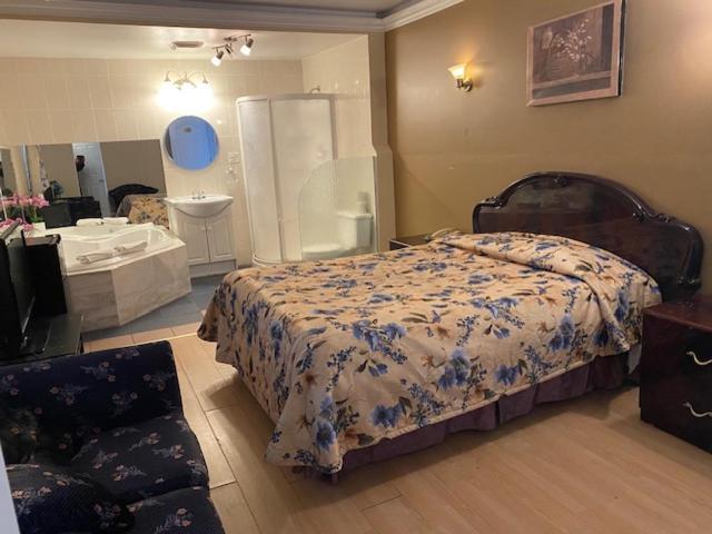 Queen Suite with Spa Bath