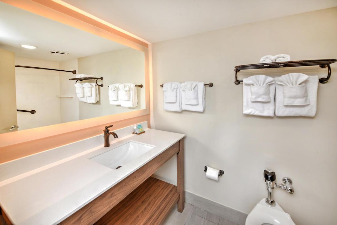 Queen Room with Two Queen Beds and Kitchen - Ocean View,1378120049:JPEG