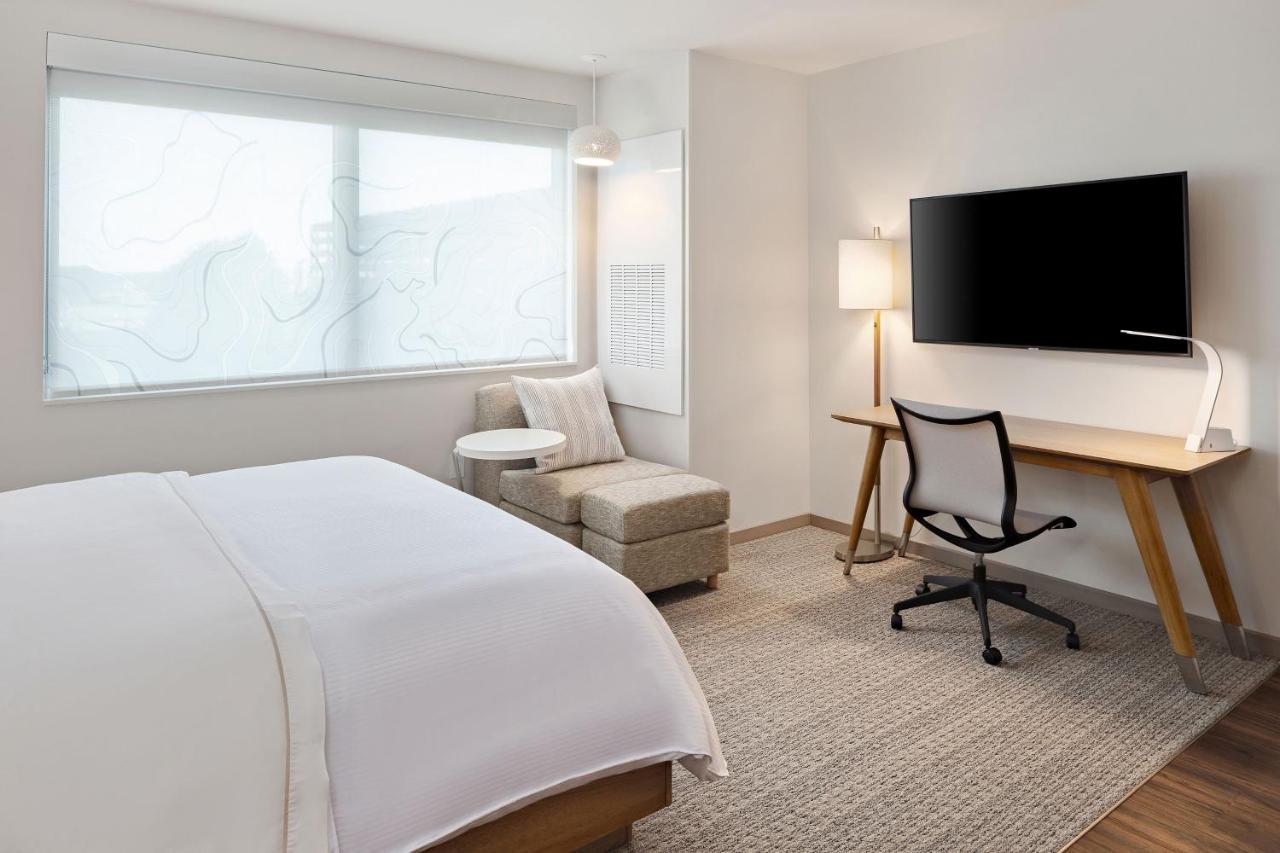Deluxe King Room with Transfer Shower - Mobility Accessible