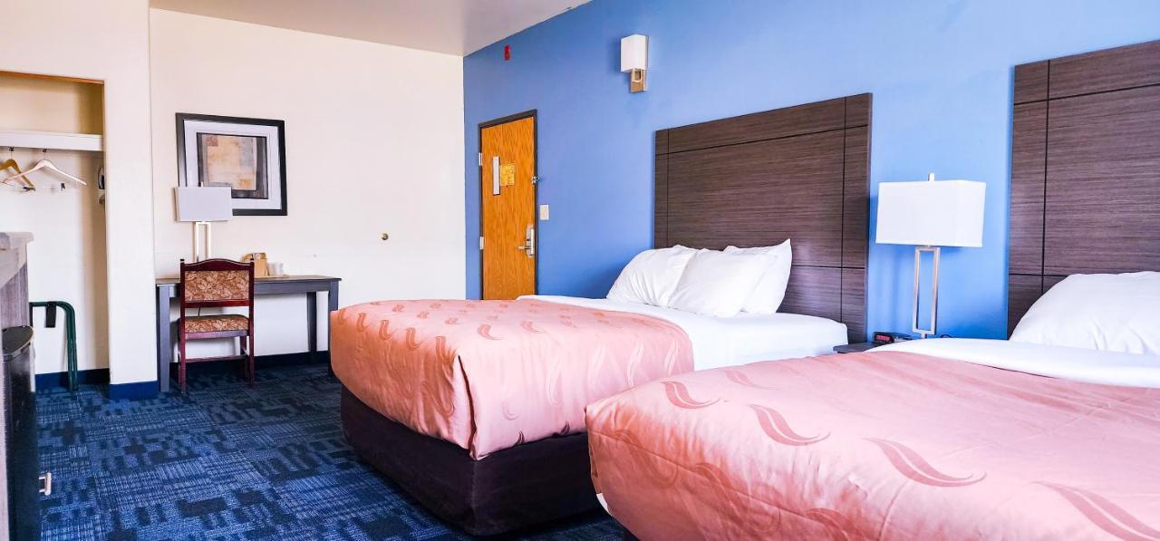 2 Queen Bed - Non-Smoking