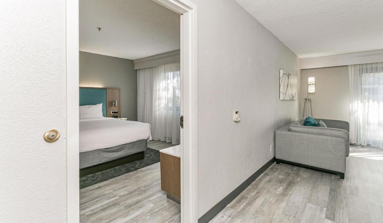 One-Bedroom Executive King Suite with Sofa Bed,1387592126:JPEG