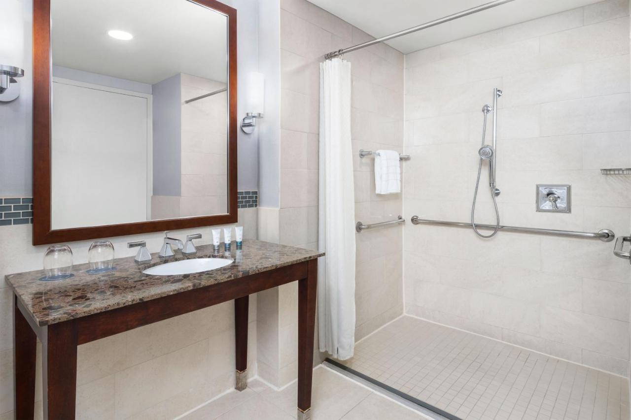 Deluxe King Room with Water View - Mobility/Hearing Accessible with Roll-In Shower