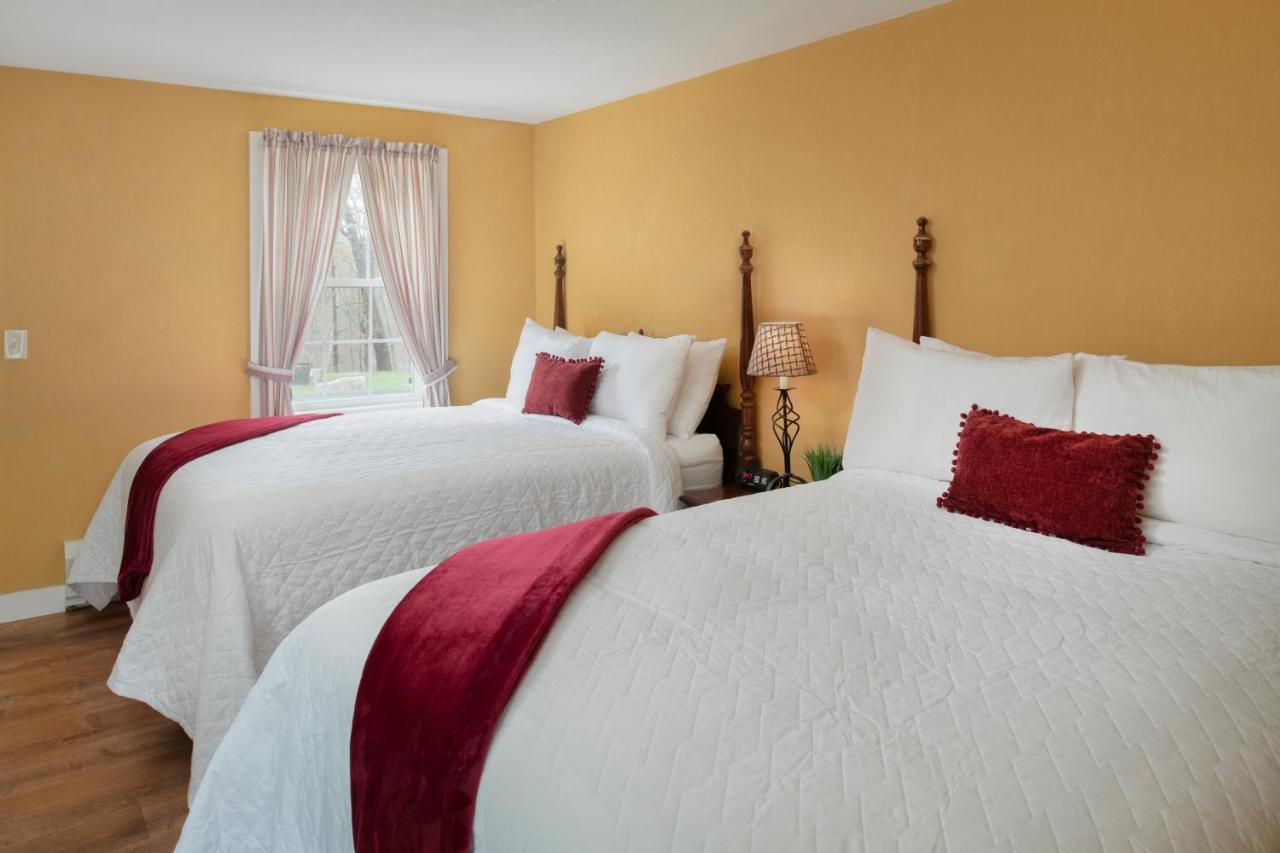 Two Queen Bed Room in Room in Main Inn or Salt Box